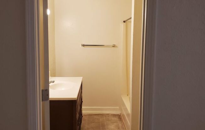 1 bed, 1 bath, $1,100, Unit C