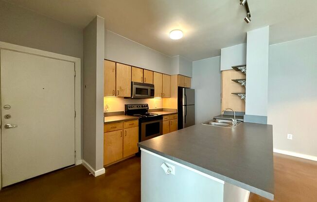 1/1 with a garage!  Available for immediate move in!