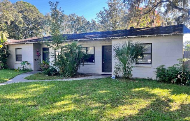 Cozy-Newly Painted  2/1 Duplex located in Historical Sanford!!!!