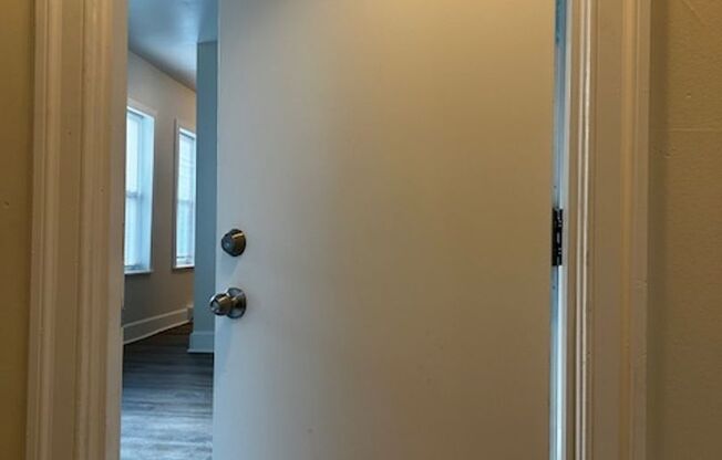 1 bed, 1 bath, $995, Unit 409 WALNUT ST- UNIT#4