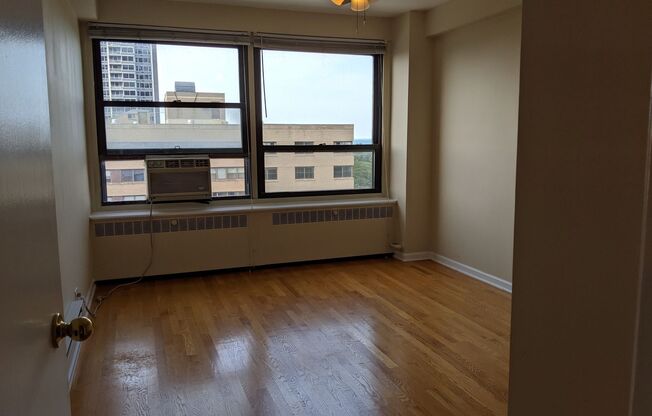 1 bed, 1 bath, 700 sqft, $2,000, Unit 418-1211