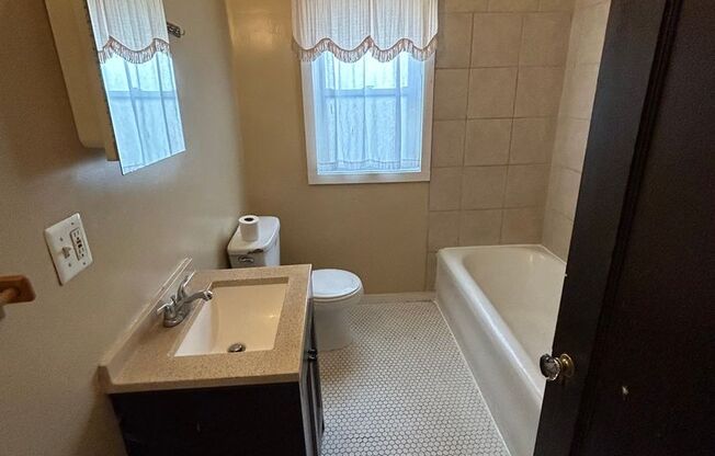 3 beds, 1 bath, $1,300, Unit 420