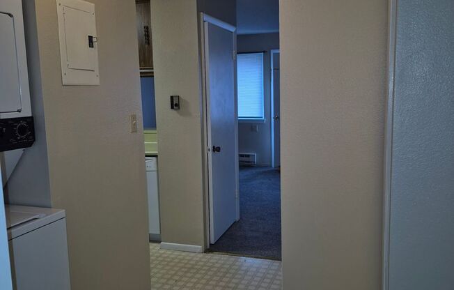 2 beds, 1 bath, 792 sqft, $1,000, Unit #22