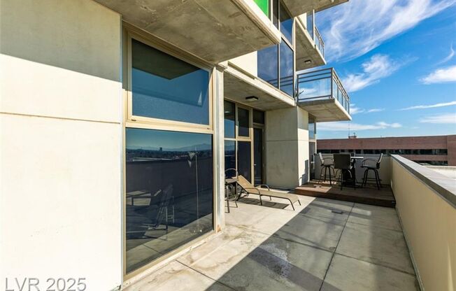 1 bed, 2 baths, $2,977, Unit Juhl Highrise