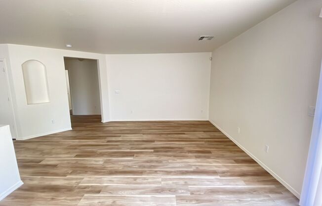 Charming 3 bedroom in Tolleson, new paint and flooring!!