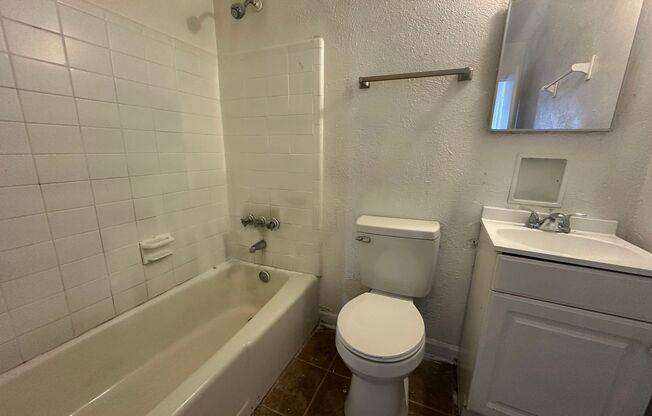 2 beds, 1 bath, $725