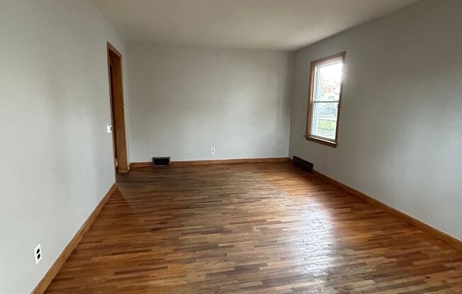 3 beds, 1 bath, $910