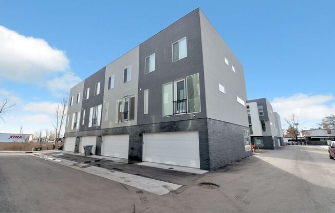 Beautiful 4 Bed - 3 Bath Townhome in Great Clearfield Location! Available NOW!
