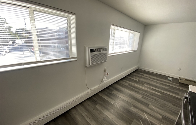 Studio, 1 bath, 400 sqft, $2,000, Unit 10