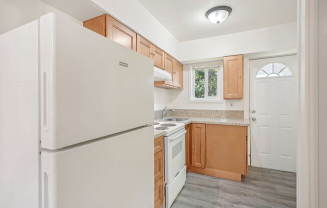 Studio, 1 bath, 200 sqft, $995, Unit 06