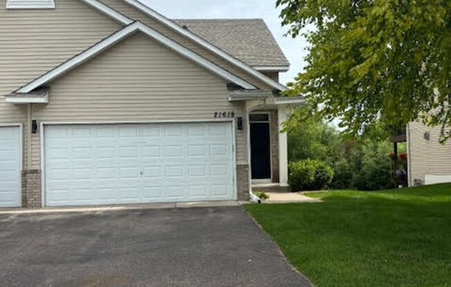 2 Bedroom 2 Bath Townhome in Rogers!