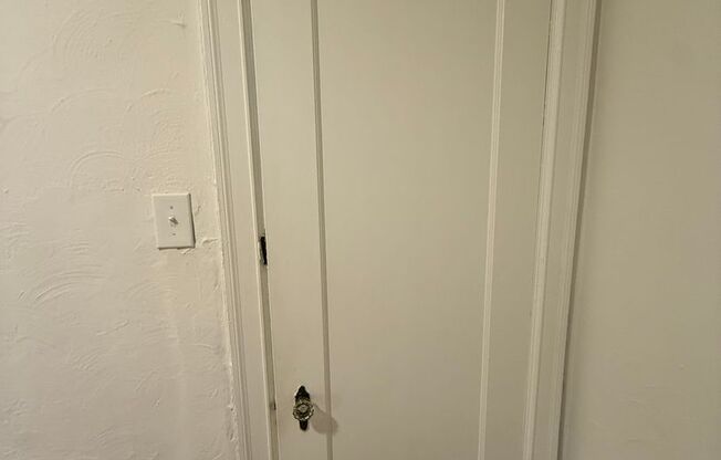 1 bed, 1 bath, 962 sqft, $1,510, Unit New King Edward  306