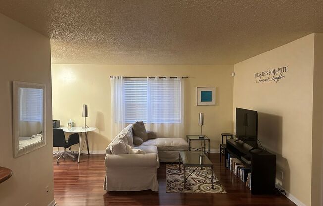 Fully Furnished 1-Bedroom Retreat in Windmill Lakes – Just Bring Your Toothbrush!