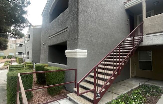 GREAT DOWNSTAIRS UNITIN GATED COMMUNITY LOCATED NEAR STRIP!!! A MUST SEE!!!