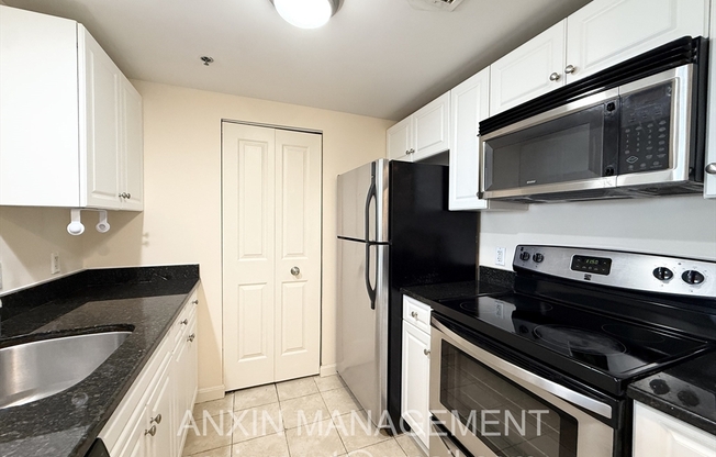 2 beds, 2 baths, 986 sqft, $3,700, Unit 1305