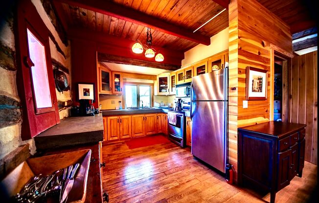 Stonecutters is a beautiful 1BR, 1 Ba cabin located 4 miles from downtown