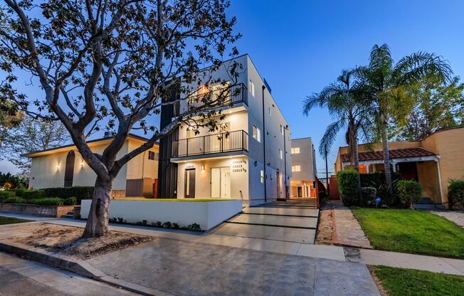 Luxury 3 & 4 Bed Townhomes | Walk to NoHo Arts District + Toluca Lake