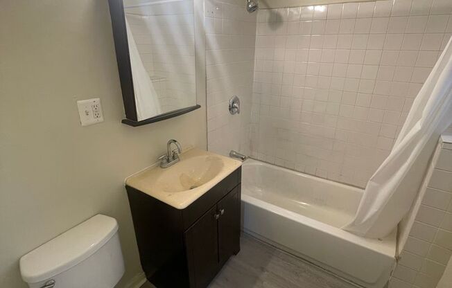 3 beds, 1 bath, $2,000, Unit 1650 # 3F