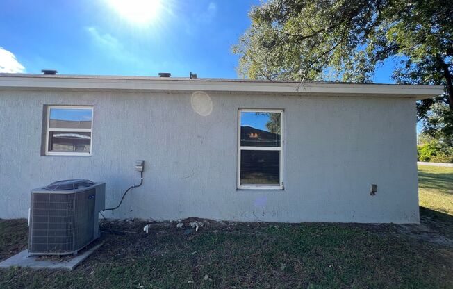 Charming 2 BD/2 BA Unit in Ocala!  END UNIT!