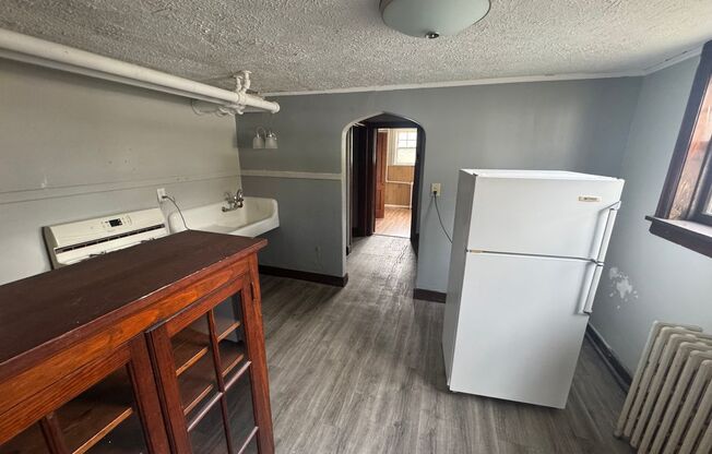 1 bed, 1 bath, $600, Unit #E