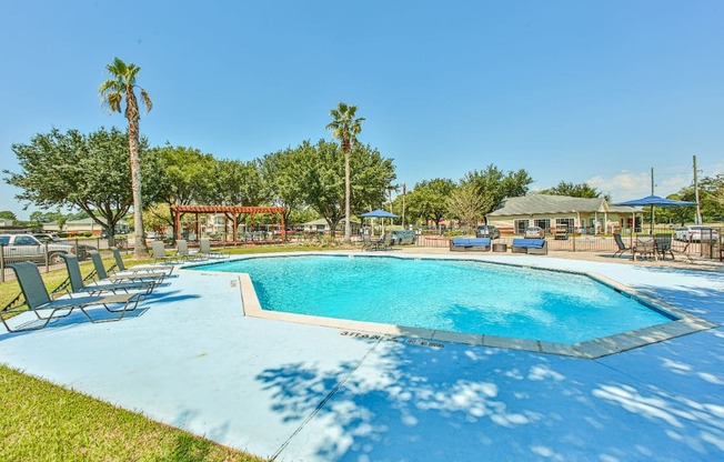 swimming pool in west houston luxury apartments