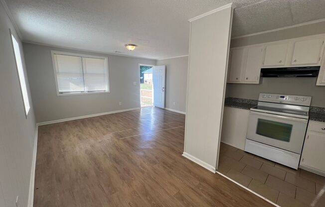 2 beds, 1 bath, $850, Unit #A