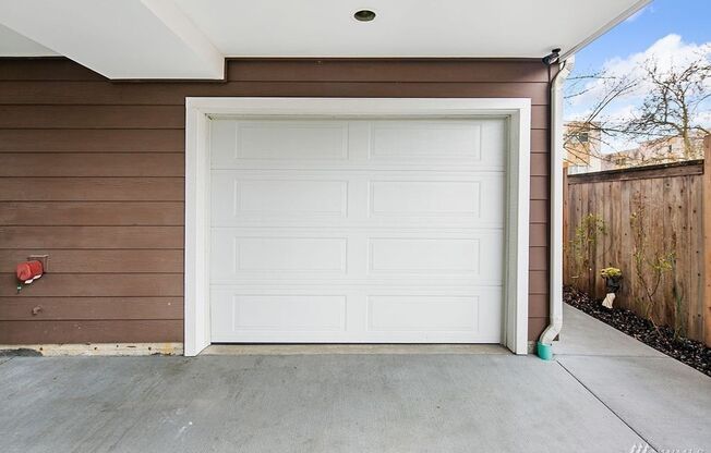 3 bedroom / 2.5 bathroom townhome in West Seattle's Highland Park.