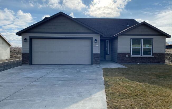 Brand new Edgewood Home in Sagecrest Development! Available Now!
