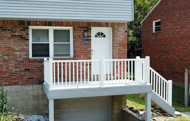 *Recently Updated & Spacious 3BD/1BA Duplex Unit Available for Rent in Castle Shannon*