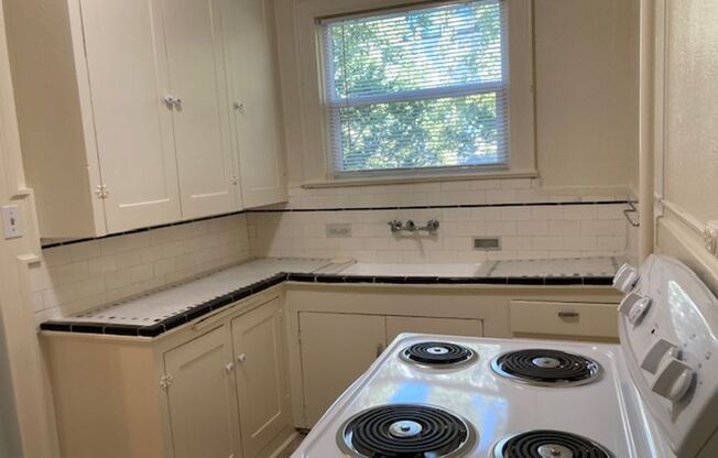 Studio, 1 bath, 485 sqft, $995, Unit 26