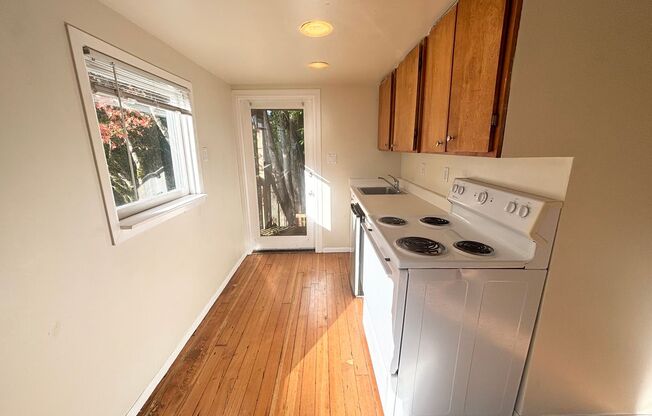 Super Cute Detached Private Studio in the Hillsdale Neighborhood!