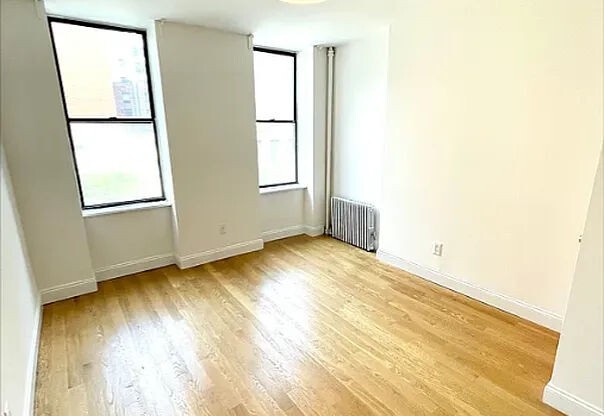 858 10 AVE