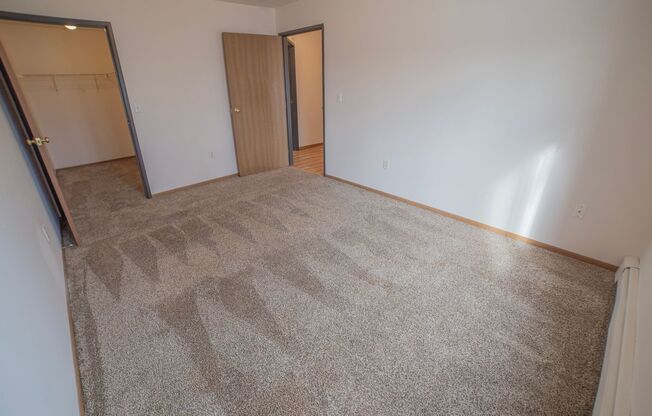 3 beds, 1 bath, 1,070 sqft, $995, Unit 1414-102