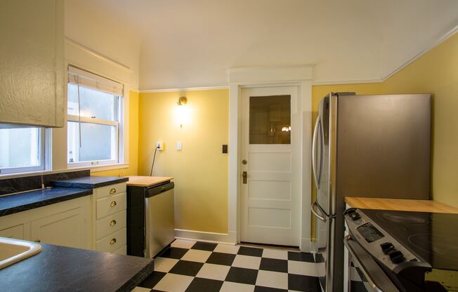 3 beds, 1 bath, $3,195, Unit 201