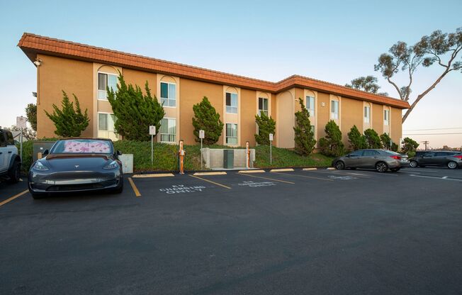 1 bed, 1 bath, 704 sqft, $2,095, Unit B-28
