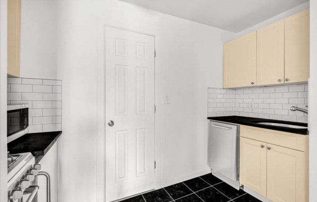 18 Cornelia St #10