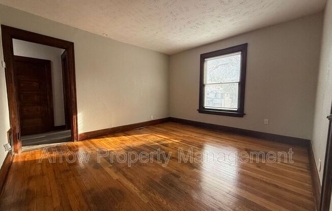 1327 S 14 ST