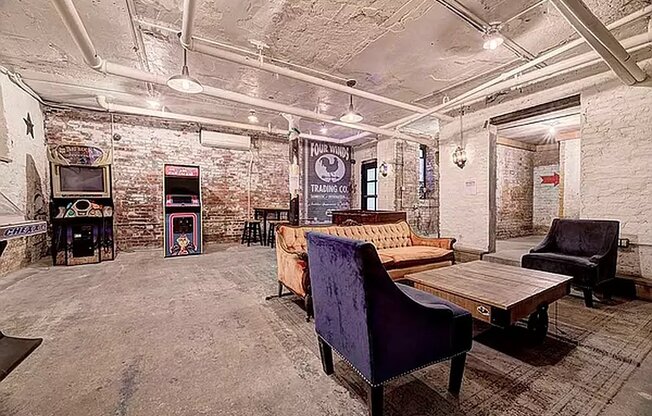 2 beds, 1 bath, $4,100, Unit 9