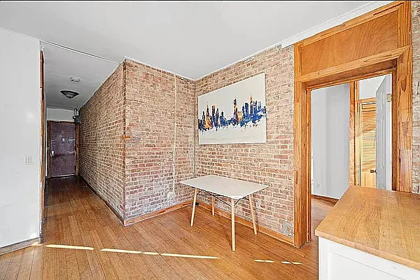 402 E 69 ST