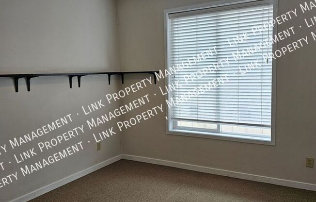 2 beds, 1 bath, $1,400, Unit APARTMENT 305