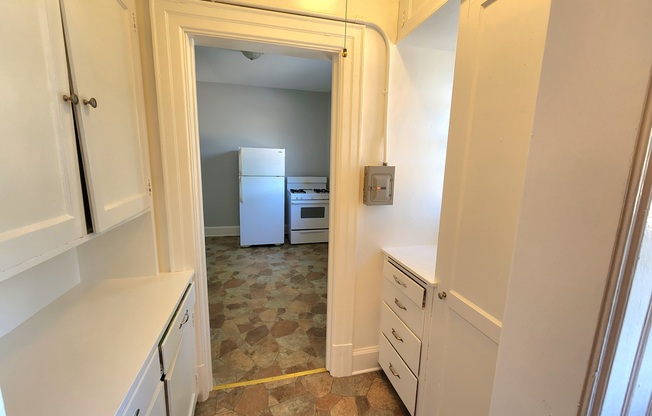 323 6 AVE SE
