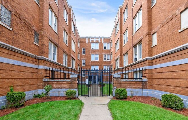 6952 - 6964 S. Clyde Avenue / E. 70th St.