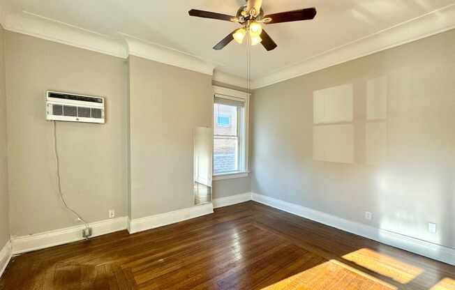 2 beds, 1 bath, 700 sqft, $1,200, Unit Unit 2