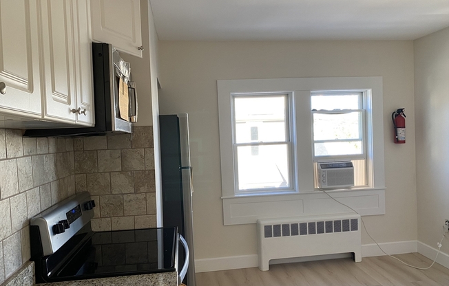 2 beds, 1 bath, 700 sqft, $2,500, Unit 18