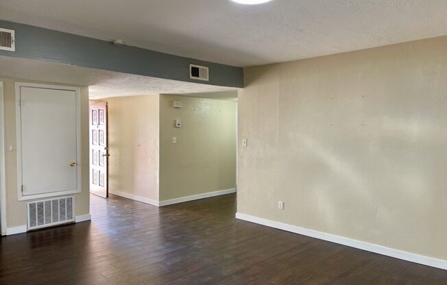 Spacious 3-Bedroom 2 -Bathroom Home Located in Northwest ABQ!! HOLIDAY SPECIAL!!