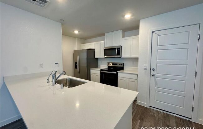 New Cadence Townhome with Quartz Kitchen & Mountain Views