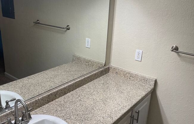 2 beds, 1 bath, 861 sqft, $1,725, Unit 122