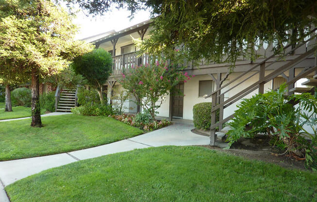 Courtyard With Green Space at Scottsmen Apartments, Clovis, 93612