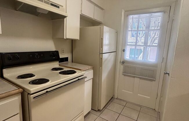 2 beds, 1 bath, 924 sqft, $1,875, Unit OPA-126