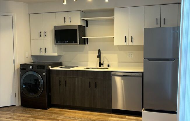 Studio, 1 bath, 356 sqft, $1,450, Unit 304